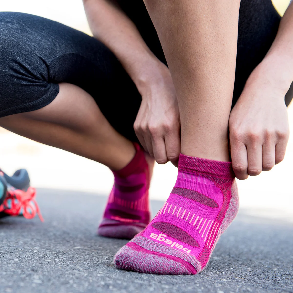 Balega Enduro Quarter Running Socks - Black - Image 7