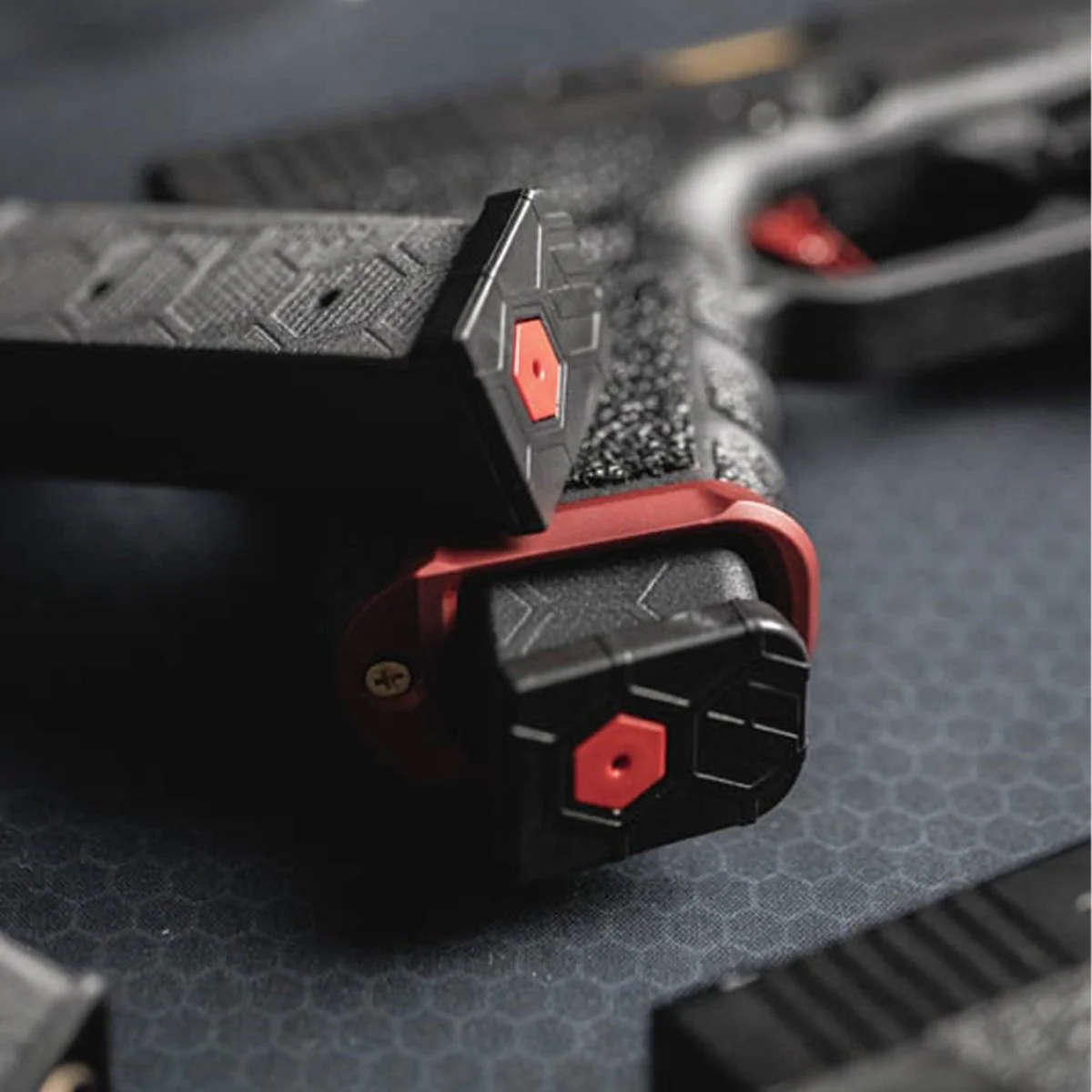 HEXMAG 10-Round Magazine for GLOCK Model 17 9mm, Carbon Fiber - Image 5